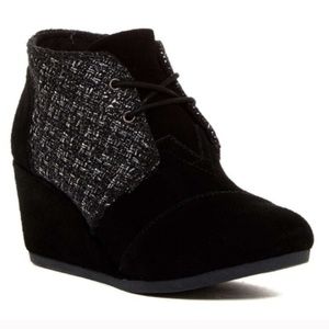 toms // black metallic bouclé wedge booties